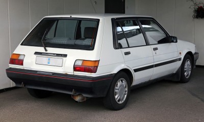 1280px-1986_Toyota_Corolla_1.6_5-door_AE82.jpg