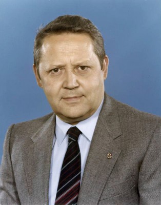 Bundesarchiv_Bild_183-1982-0504-421,_Günter_Schabowski.jpg