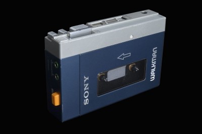 1280px-Walkman_TPS-L2.jpg